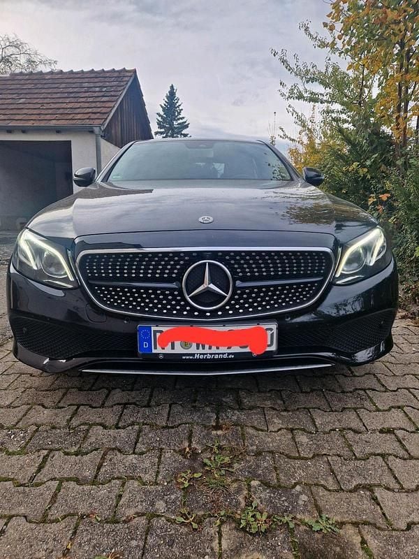 Schwarz Gebraucht 2018 Mercedes E220 Limousine | 24.999 € (Superpreis) - Bild 1/4