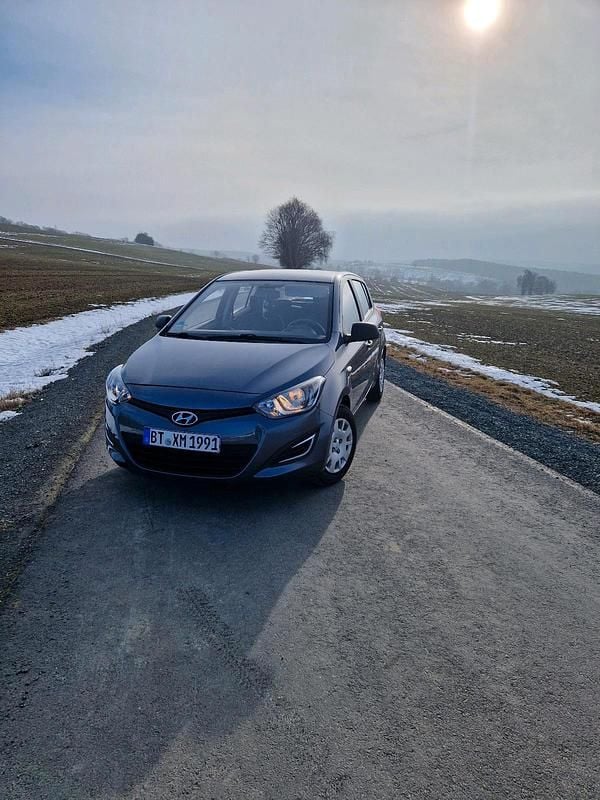 Grau Gebraucht 2014 Hyundai i20 Kleinwagen | 4.900 € (Fairer Preis) - Bild 1/4