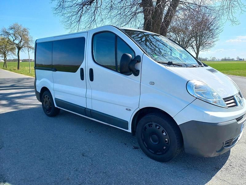 Second-hand Renault Trafic 90 CP (66 kW) 2011 Alb Monovolum