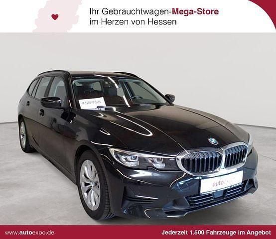 Saphirschwarz metallic Gebraucht 2022 BMW 318 Advantage Kombi | 24.390 € (Guter Preis) - Bild 1/4