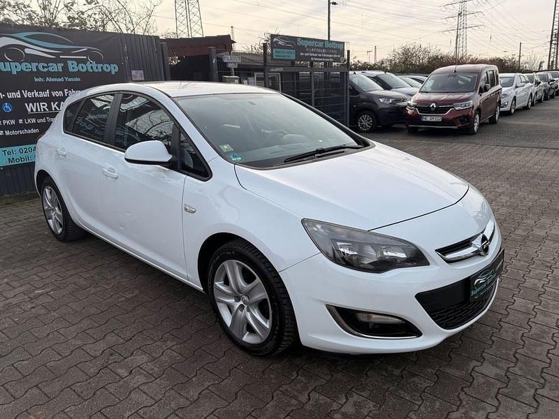 Gebraucht Opel Astra 101 PS (74 kW) 2014 Weiß Limousine
