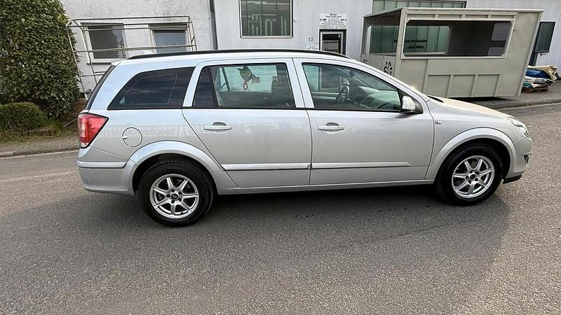 Gebraucht Opel Astra 105 PS (77 kW) 2011 Silber Kombi