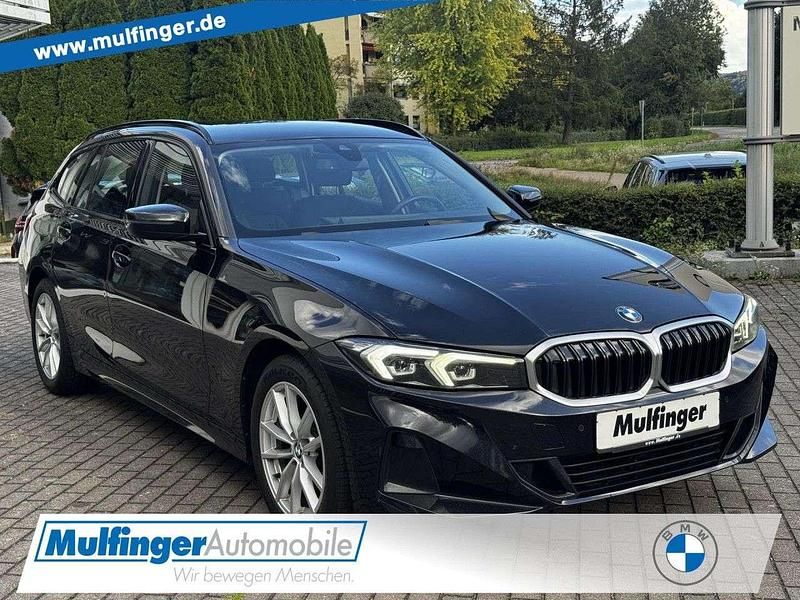 Schwarz 2 (metallic) Gebraucht 2022 BMW 320 Kombi | 24.399 € (Guter Preis) - Bild 1/4