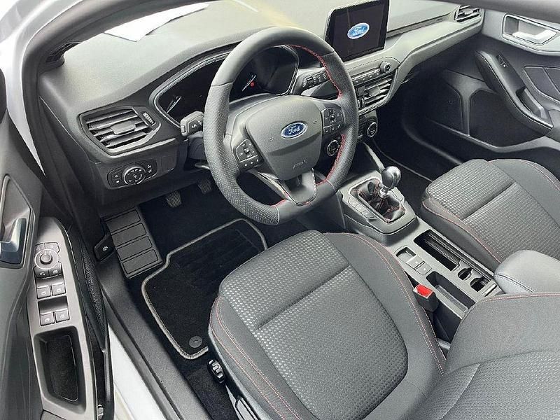 Gebraucht Ford Focus ST-Line 125 PS (91 kW) 2023 Frostweiß Limousine