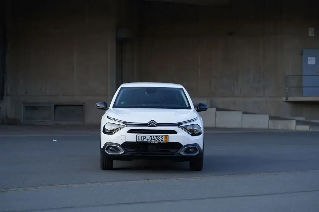 Gebraucht Citroën e-C4 100 kW (136 PS) 2024 Weiß Limousine