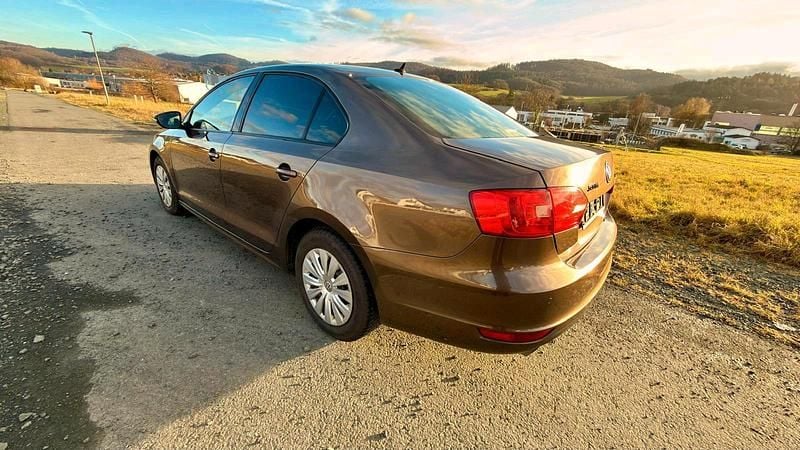 Gebraucht VW Jetta 105 PS (77 kW) 2011 Braun Limousine