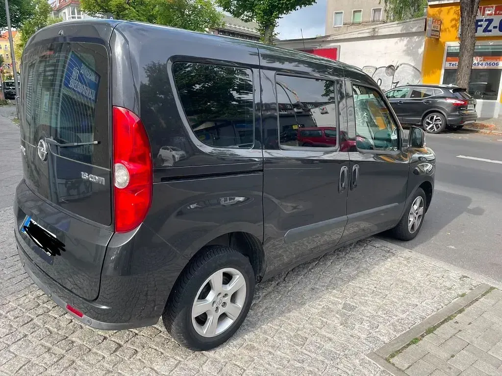 Gebraucht Opel Combo Edition 105 PS (77 kW) 2012 Schwarz Van / Kleinbus