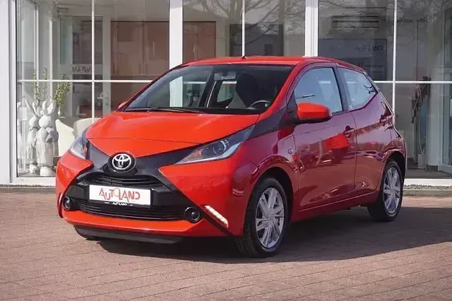 Second-hand Toyota Aygo 69 CP (50 kW) 2016 Roșu Hatchback
