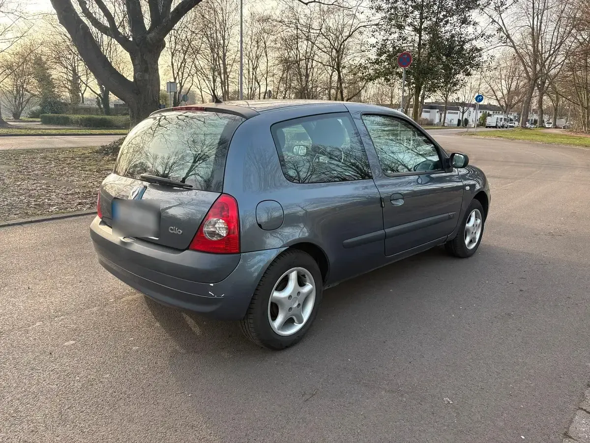 Używany Renault Clio II 75 KM (55 kW) 2005 Niebieski Hatchback