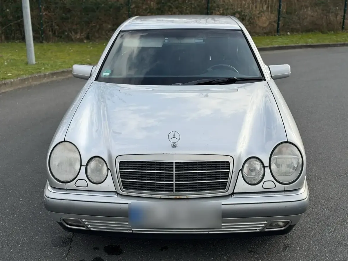 Brugt Mercedes E280 Elegance 204 HK (150 kW) 1998 Grå Sedan