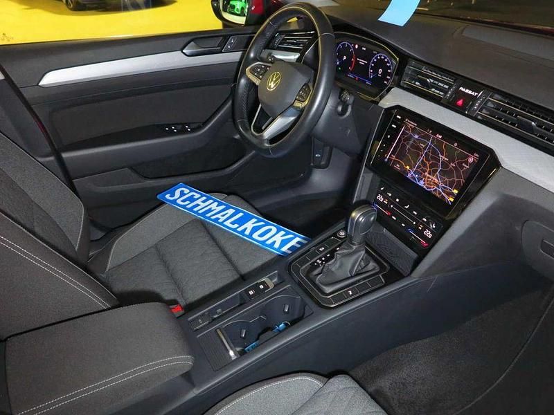 Gebraucht VW Passat Business 122 PS (89 kW) 2023 Tornado red Kombi