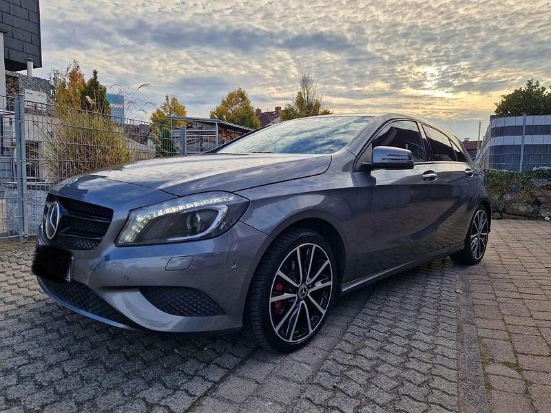 Grau Gebraucht 2015 Mercedes A180 Urban Limousine | 13.400 € (Fairer Preis) - Bild 1/4