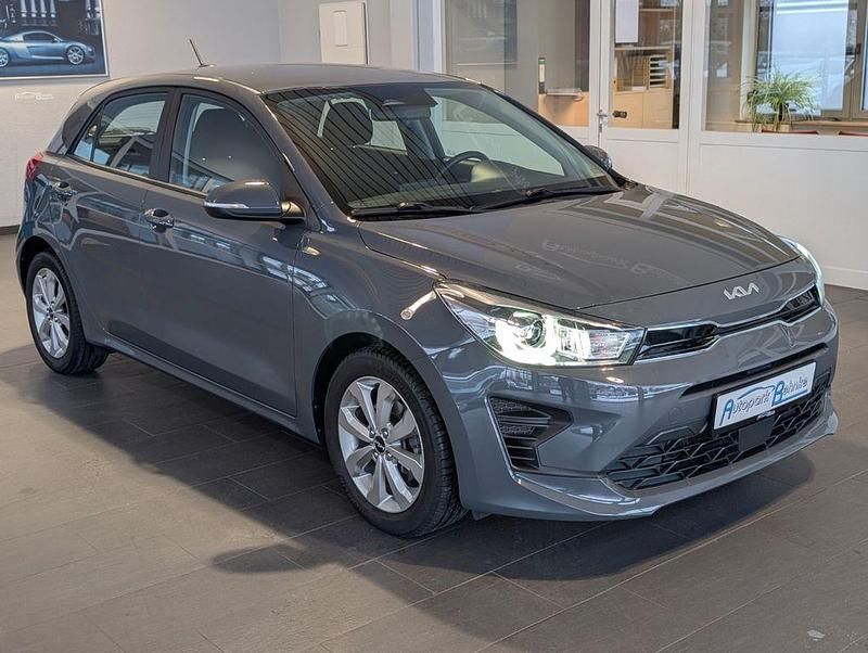 Grau Gebraucht 2022 Kia Rio Vision Limousine | 14.950 € (Fairer Preis) - Bild 1/4