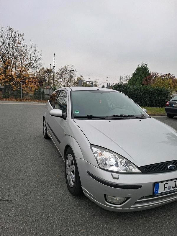 Grau Gebraucht 2002 Ford Focus Kleinwagen | 1.700 € (Etwas zu teuer) - Bild 1/4