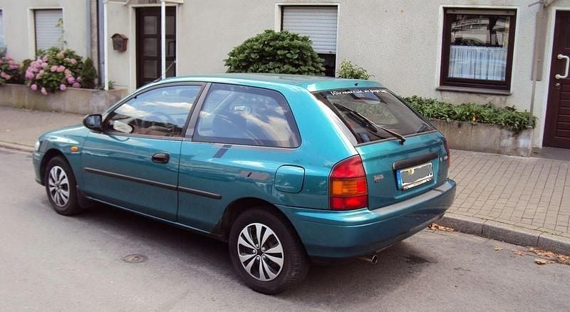 Grün Gebraucht 1997 Mazda 323 Kleinwagen | 1.799 € (Fairer Preis) - Bild 1/4