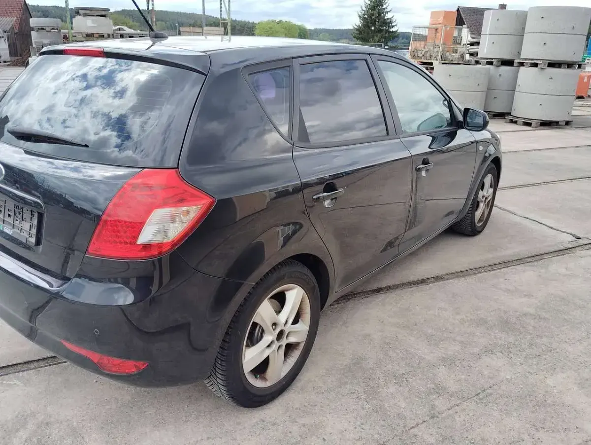 Używany Kia Ceed Attract 90 KM (66 kW) 2012 Czarny Hatchback