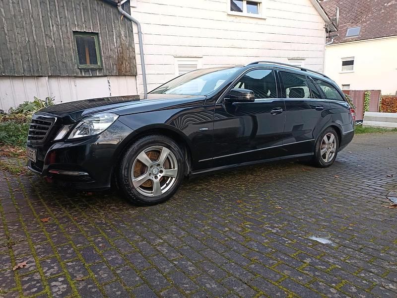 Schwarz Gebraucht 2010 Mercedes E250 Avantgarde Kombi | 6.750 € (Guter Preis) - Bild 1/4