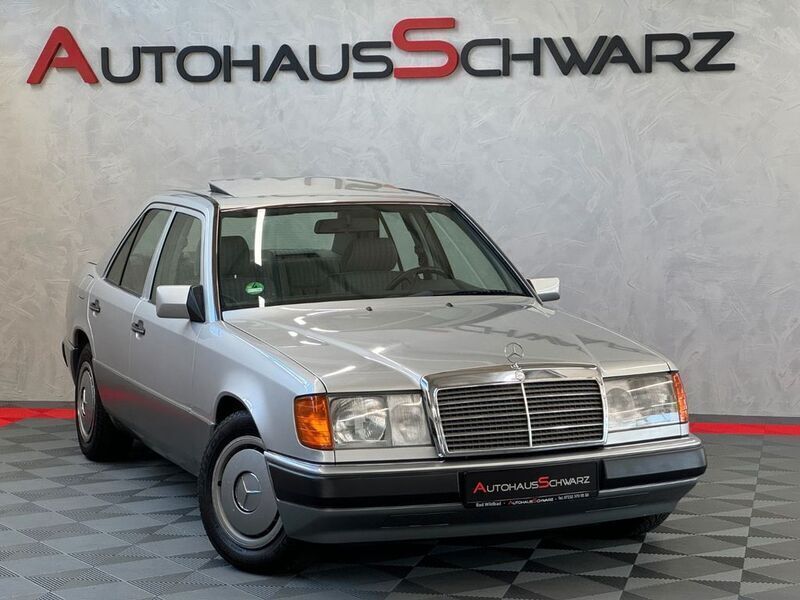 Grau Gebraucht 1992 Mercedes E200 Limousine | 9.990 € - Bild 1/4