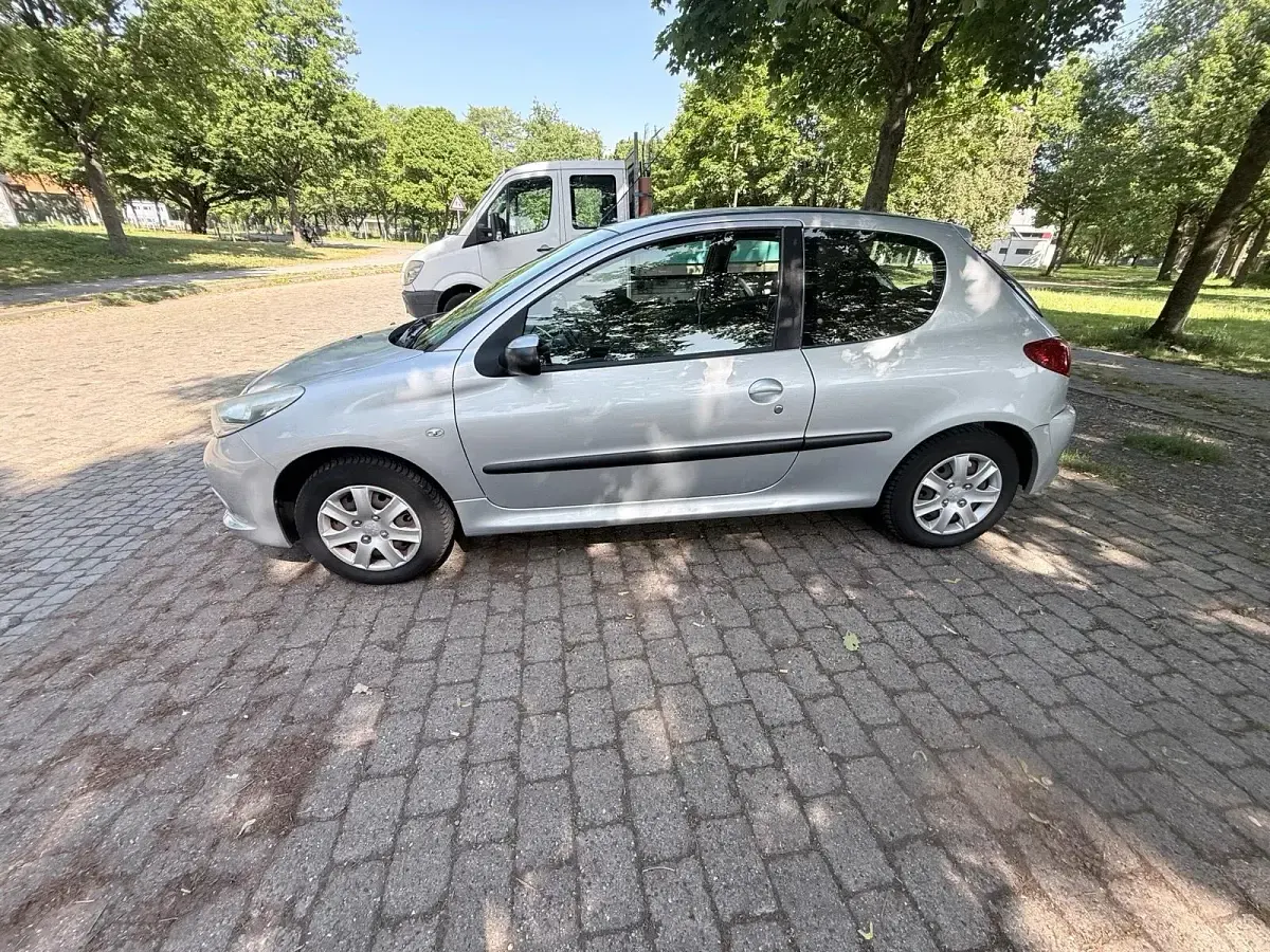Gebraucht Peugeot 206+ 60 PS (44 kW) 2010 Silber Kleinwagen