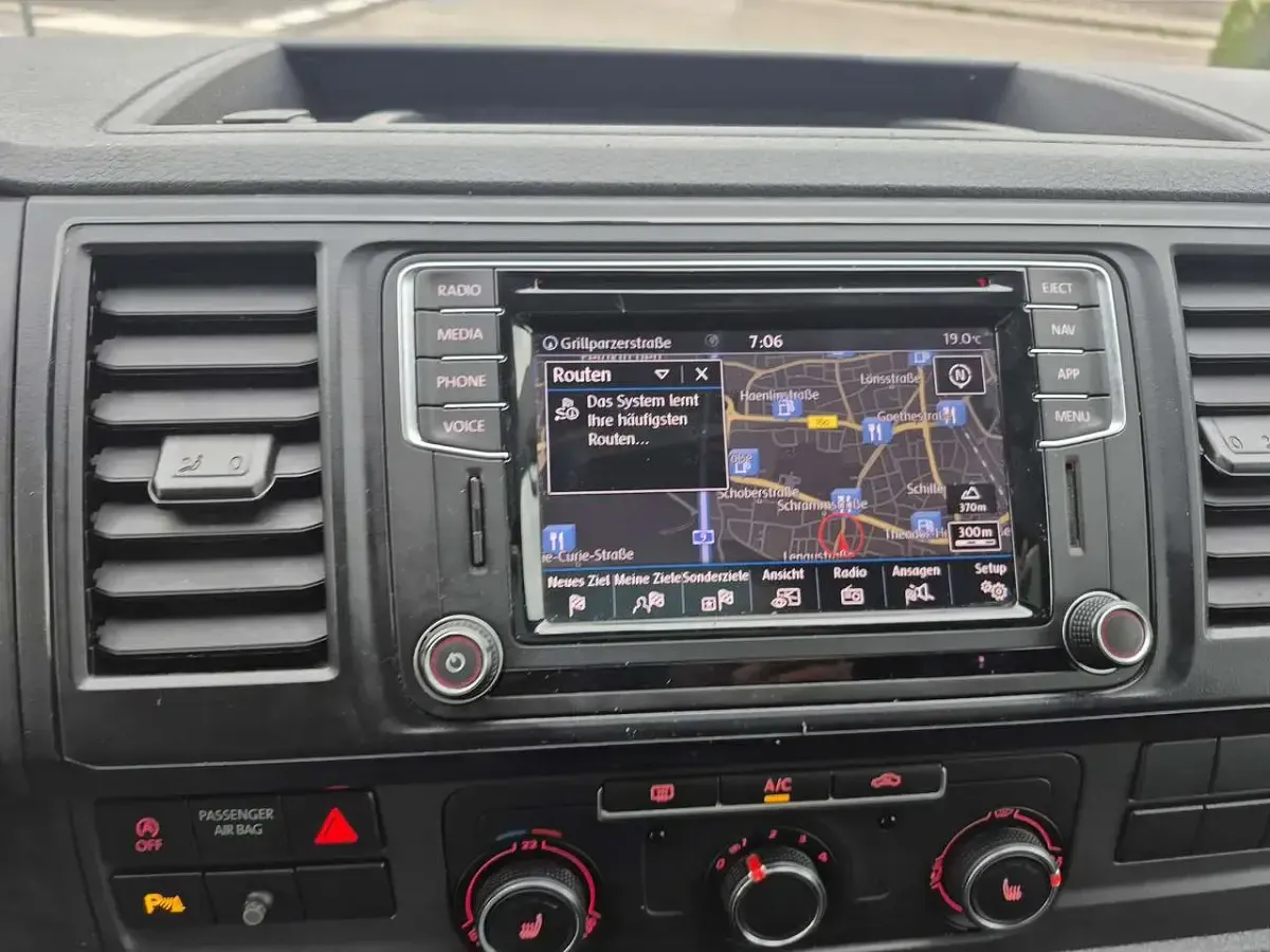 Gebraucht VW Transporter 150 PS (110 kW) 2018 Silber Van
