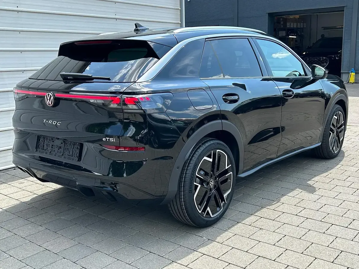 Neu VW T-Roc R-line 150 PS (110 kW) 2026 Grenadillschwarz metallic SUV