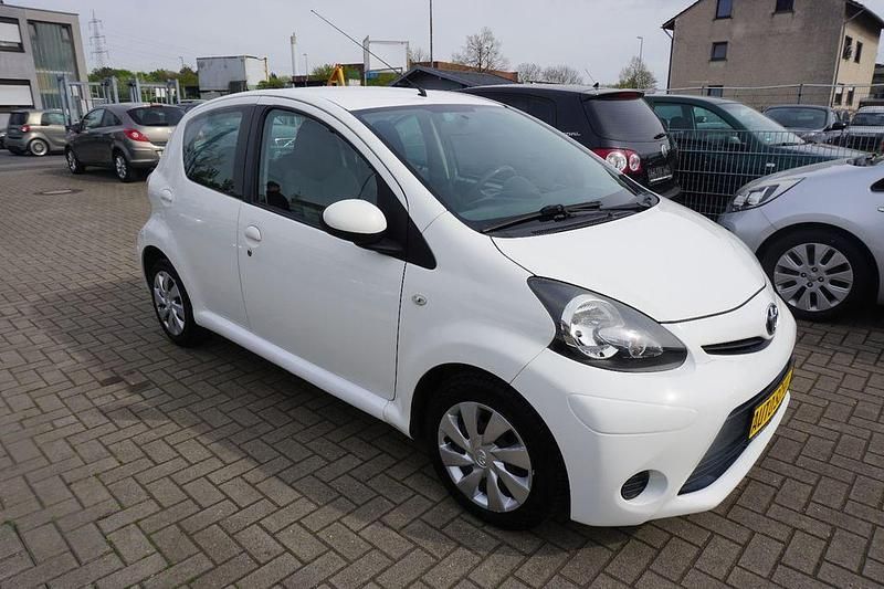 Gebraucht Toyota Aygo Cool 68 PS (50 kW) 2013 Weiß Kleinwagen