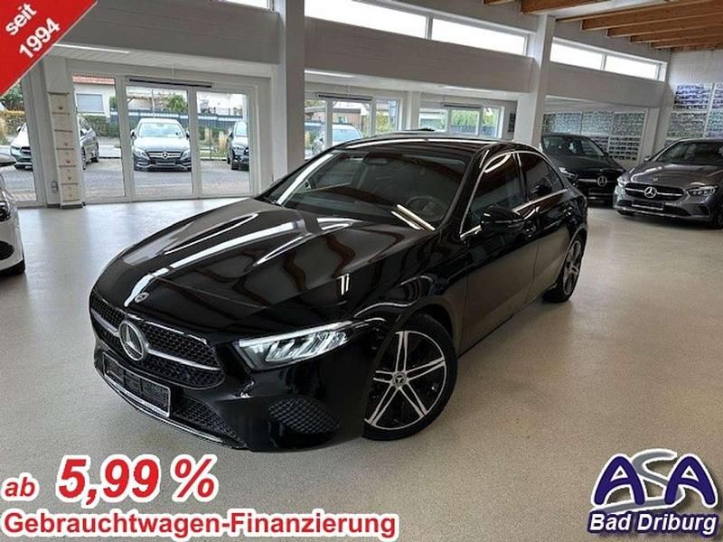 Kosmosschwarz metallic Gebraucht 2024 Mercedes A200 Advanced Plus Limousine | 33.990 € - Bild 1/3