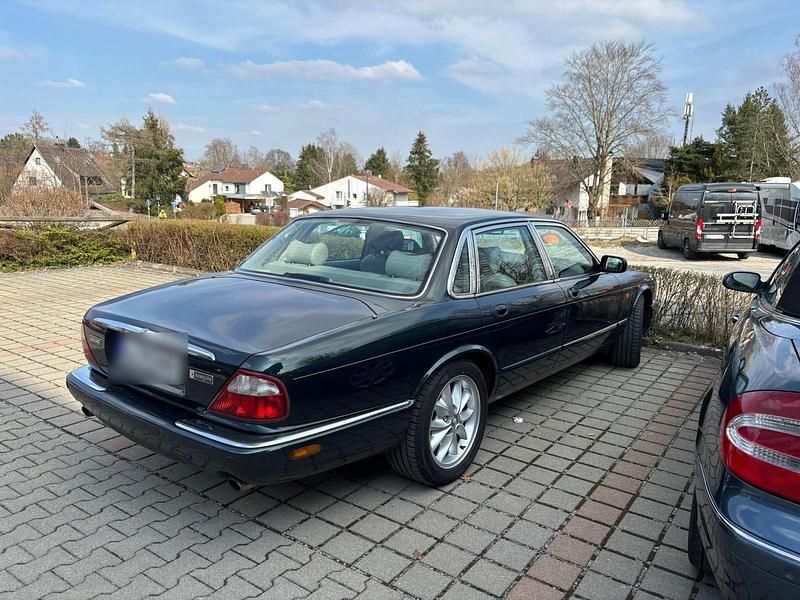 Grün Gebraucht 1999 Jaguar XJ8 Limousine | 8.490 € (Superpreis) - Bild 1/4