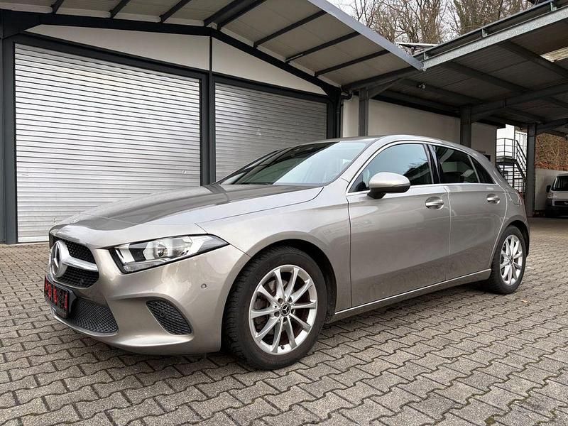 Mojavesilber Gebraucht 2020 Mercedes A160 Limousine | 18.990 € (Guter Preis) - Bild 1/4