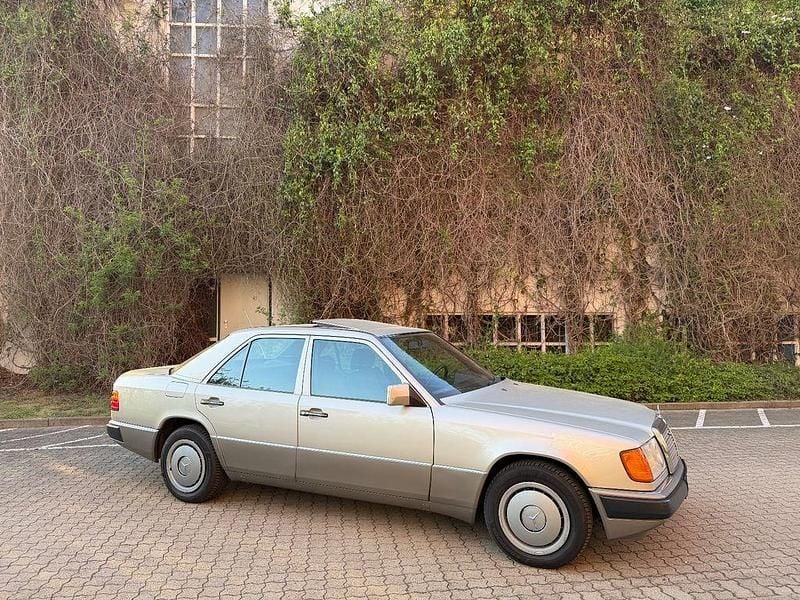 Second-hand Mercedes E250 90 CP (66 kW) 1993 Argintiu Berlinǎ