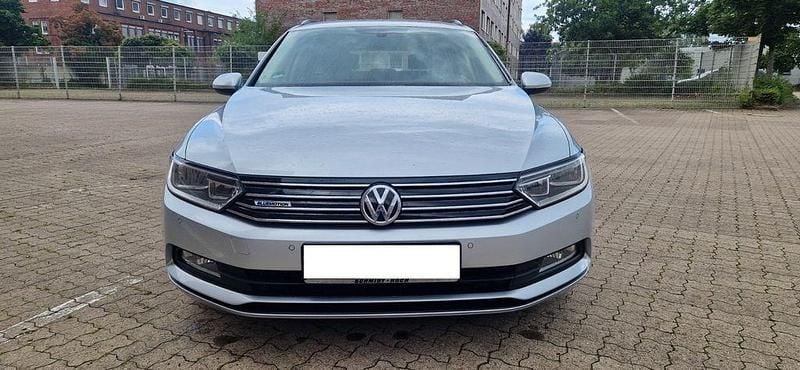 Silber Gebraucht 2016 VW Passat Trendline Kombi | 7.900 € (Superpreis) - Bild 1/4