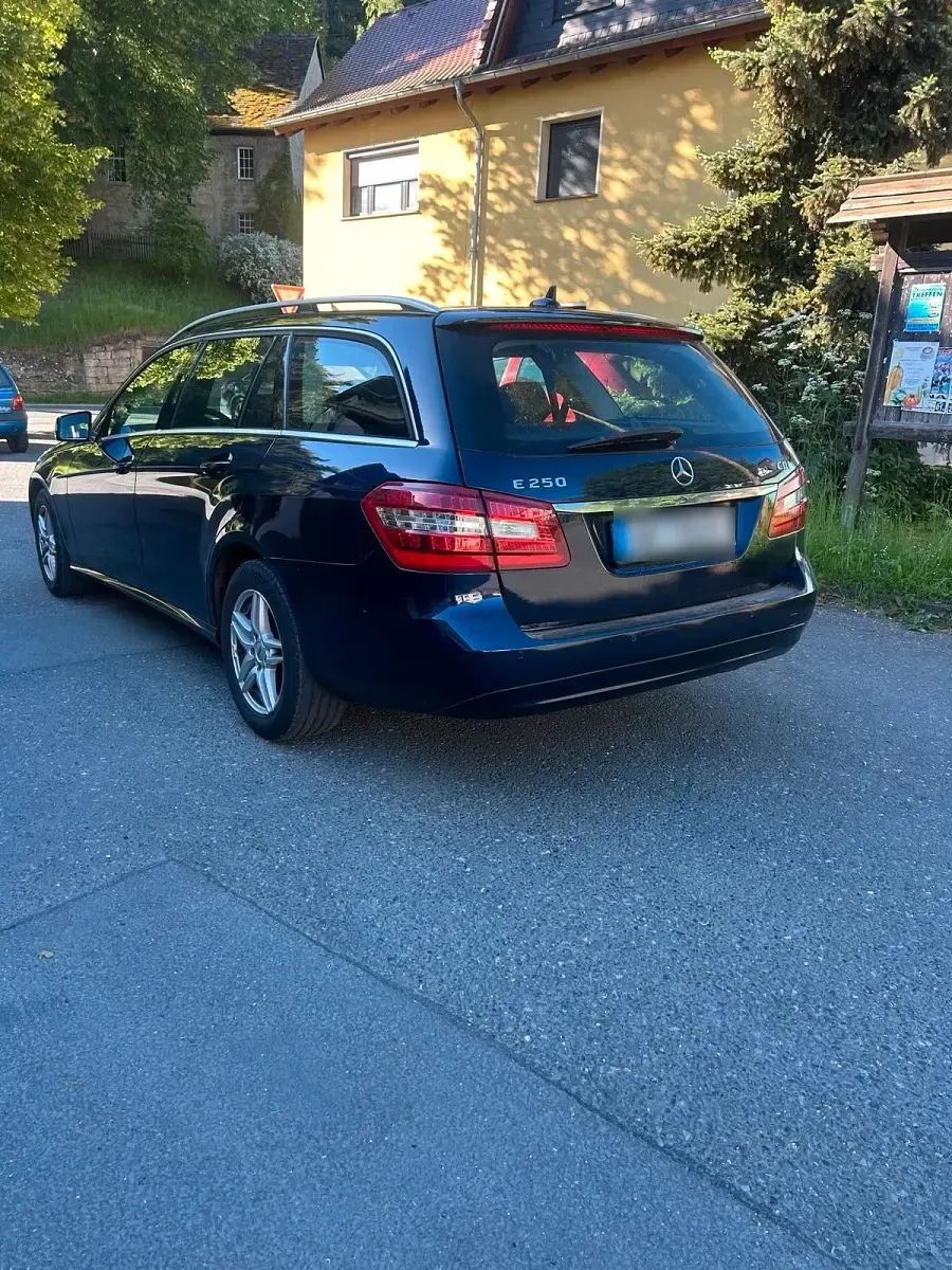 Gebraucht Mercedes E250 204 PS (150 kW) 2012 Blau Kombi