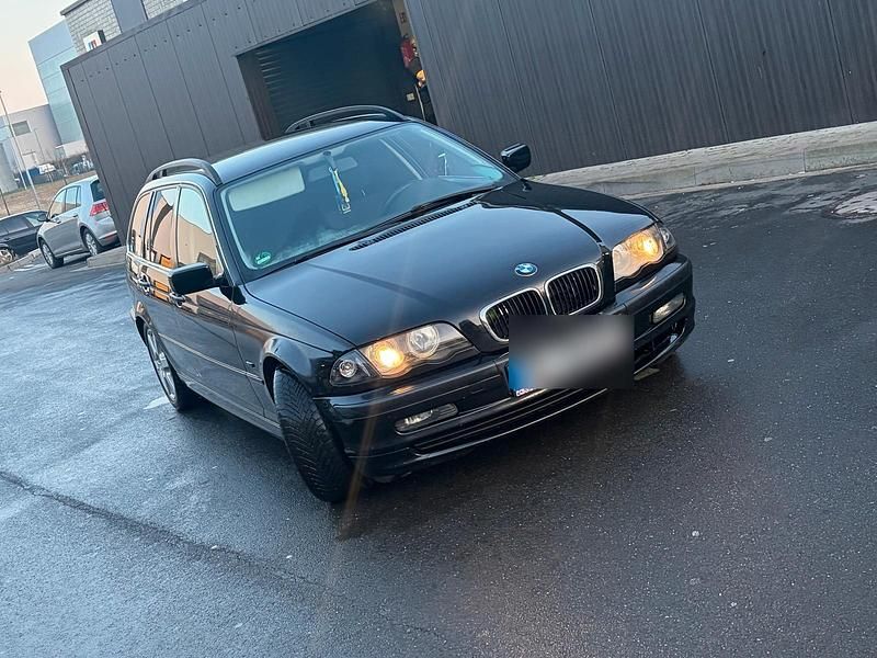 Schwarz Gebraucht 2001 BMW 320 Kombi | 1.699 € (Guter Preis) - Bild 1/4