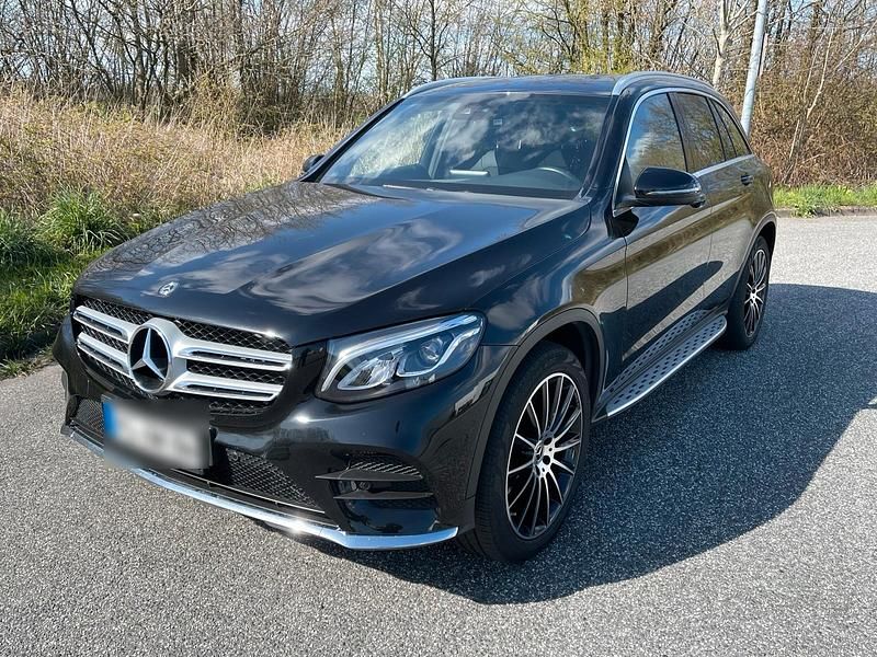 Schwarz Gebraucht 2017 Mercedes GLC250 AMG SUV | 29.999 € (Fairer Preis) - Bild 1/4