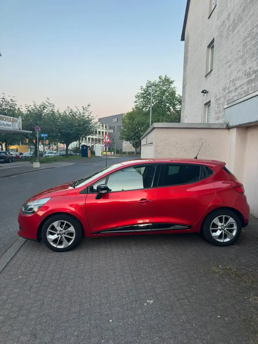 Gebraucht Renault Clio IV LIMITED Deluxe 120 PS (88 kW) 2015 Kleinwagen