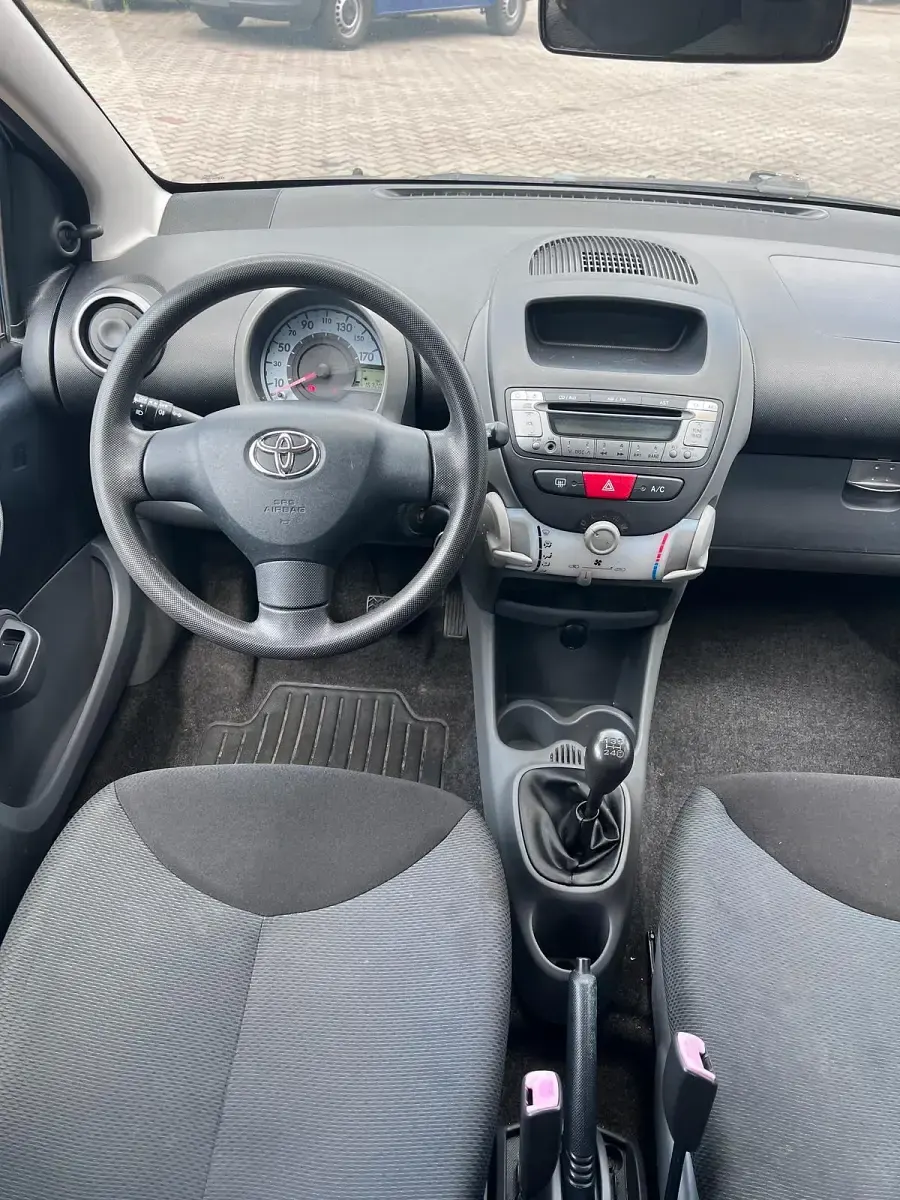 Gebraucht Toyota Aygo 70 PS (51 kW) 2007 Silber Kleinwagen