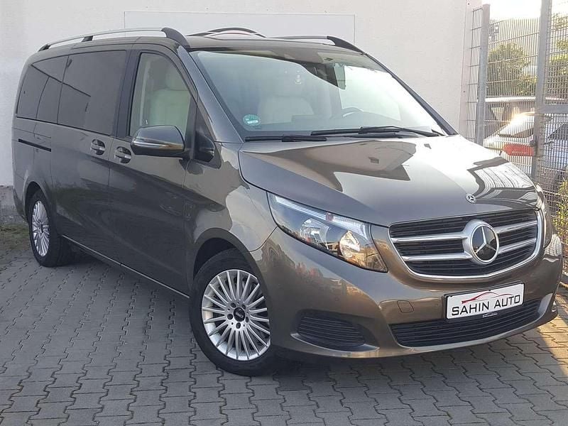 Gebraucht Mercedes V220 163 PS (119 kW) 2018 Braun Van / Kleinbus