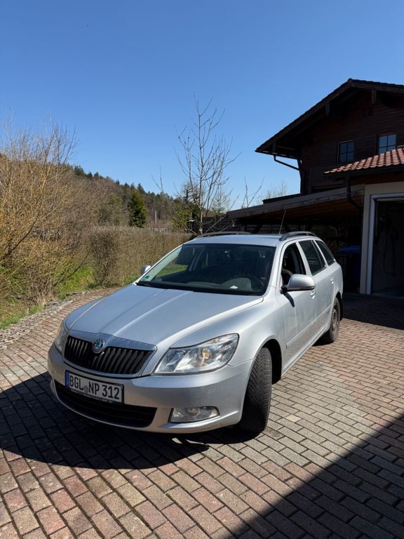 Grau Gebraucht 2010 Skoda Octavia Kombi | 2.599 € (Superpreis) - Bild 1/4