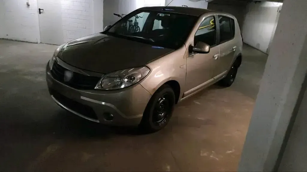 Używany Dacia Sandero 90 KM (66 kW) 2011 Beżowy Sedan/Limuzyna
