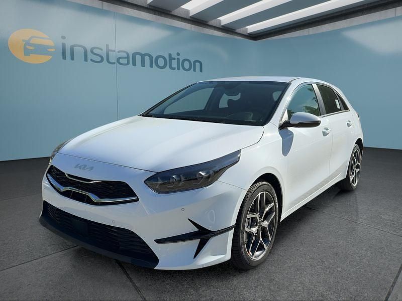 Weiß Neu 2025 Kia Ceed Kleinwagen | 28.049 € (Etwas zu teuer) - Bild 1/4