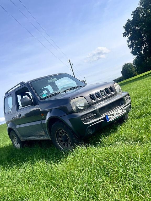 Grau Gebraucht 2009 Suzuki Jimny SUV | 4.999 € (Superpreis) - Bild 1/4