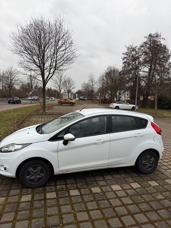 Gebraucht Ford Fiesta 60 PS (44 kW) 2012 Weiß Kleinwagen