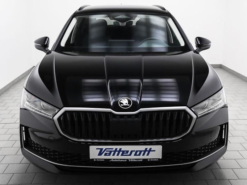 Neu Skoda Superb Selection 204 PS (150 kW) 2025 Ebony schwarz metallic Kombi