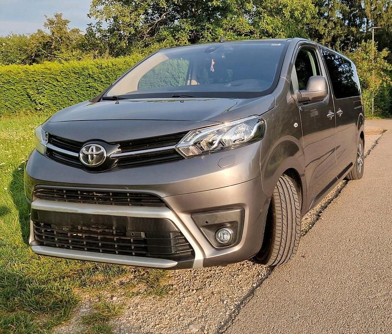 Grau Gebraucht 2018 Toyota Proace Verso Comfort Kombi | 29.970 € - Bild 1/4