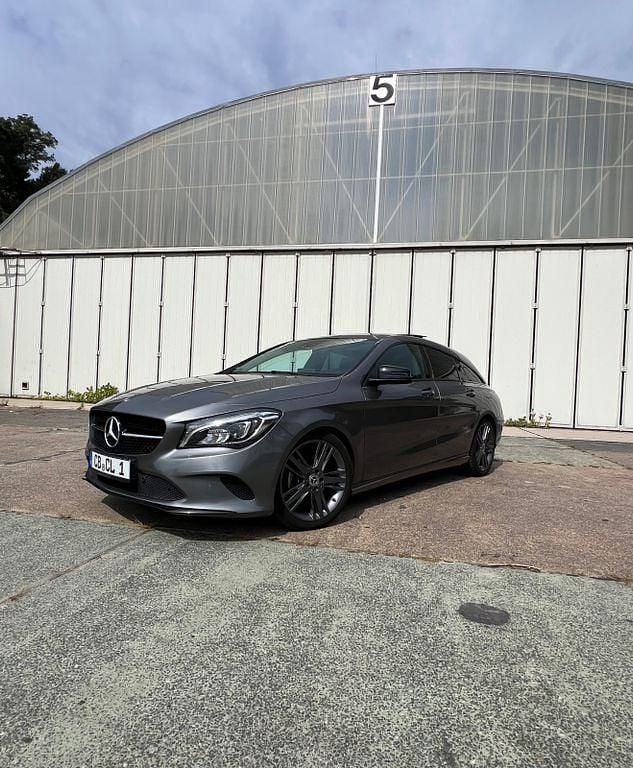 Grau Gebraucht 2019 Mercedes CLA200 Shooting Brake Urban Kombi | 21.900 € (Superpreis) - Bild 1/4