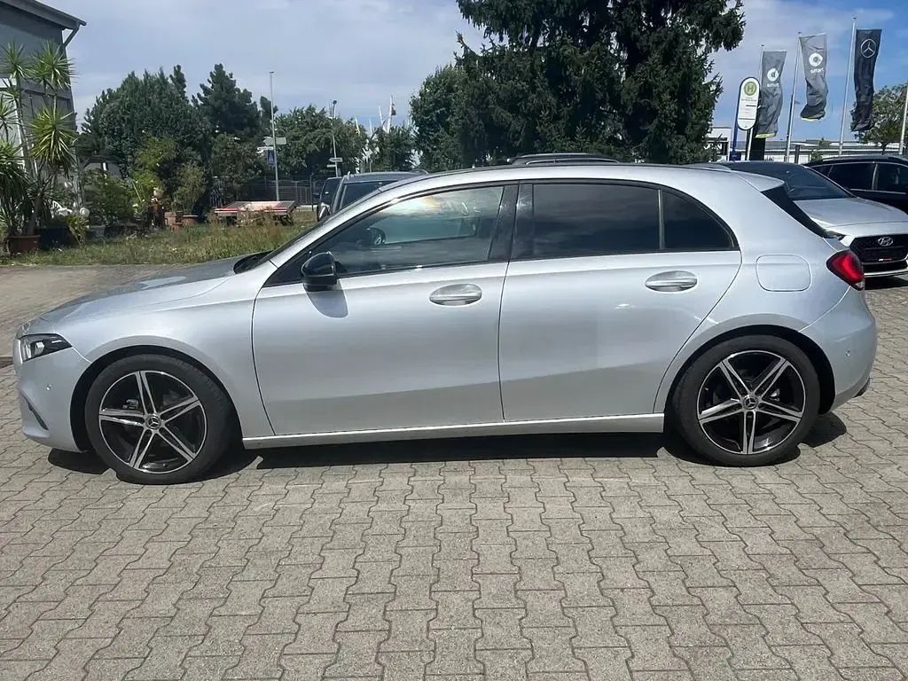 Gebraucht Mercedes A180 116 PS (85 kW) 2019 Silber Limousine
