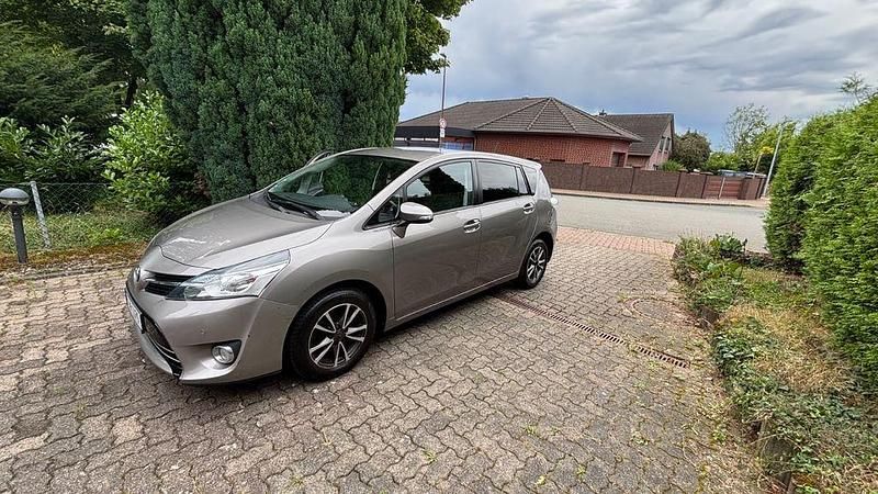 Braun Gebraucht 2014 Toyota Verso Life Van / Kleinbus | 10.900 € (Fairer Preis) - Bild 1/4
