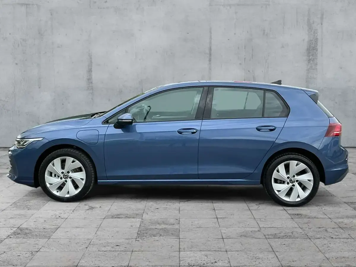Gebraucht VW Golf VIII Life 204 PS (150 kW) 2025 Anemonenblau metallic Limousine