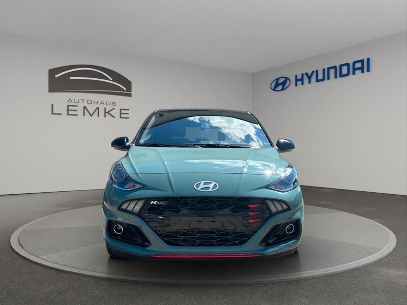 Neu Hyundai i10 N Line 90 PS (66 kW) 2025 Mangrove green/phantom black Kleinwagen