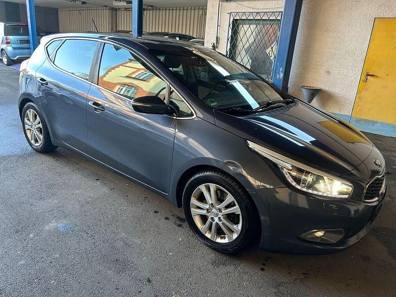 Gebraucht Kia Ceed 128 PS (94 kW) 2015 Blau Kleinwagen